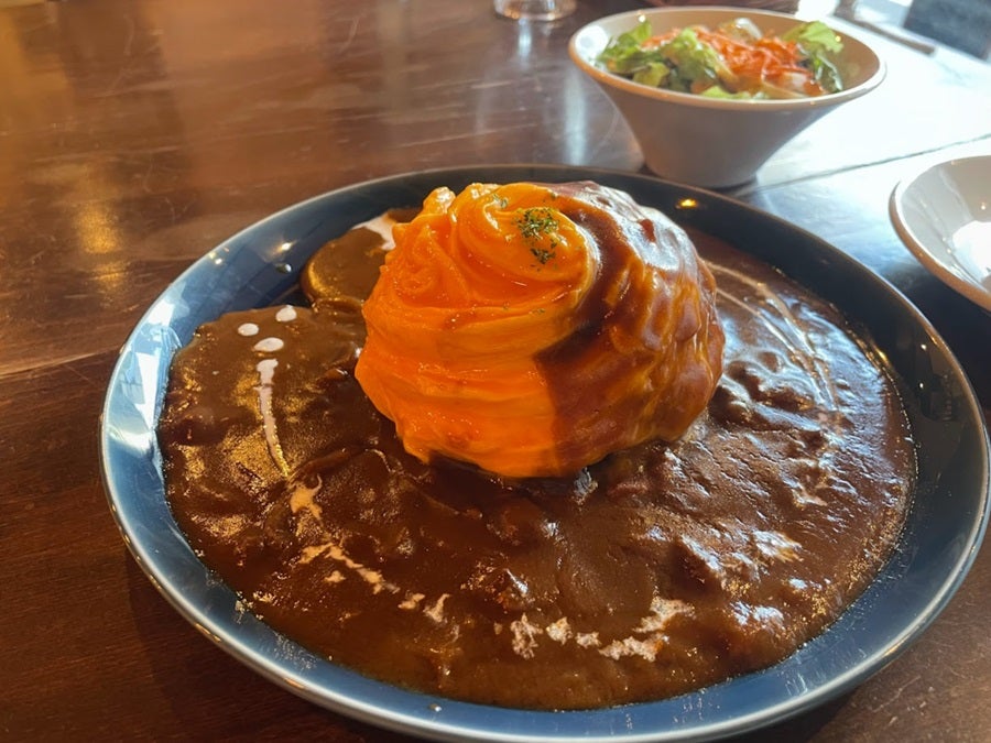 ドレスオムライスでご褒美ランチ！赤ワインデミ最高「カフェ