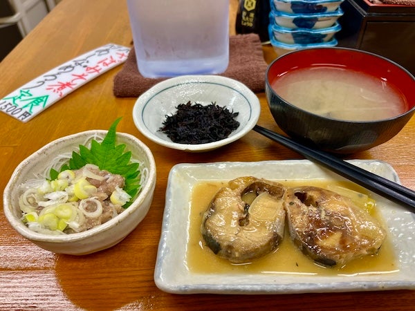 奥渋】有名人もトリコに♪ 老舗魚屋の食堂でいただくサバの味噌煮や
