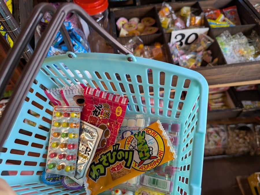 夢の大人買いも♪子供も大人も大好きお菓子がいっぱい『駄菓子屋