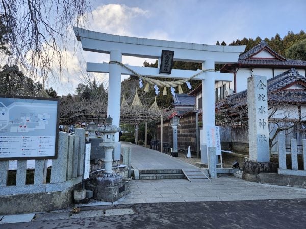 2025年は巳年【金蛇水神社】金運アップ！？白蛇メニューが頂けるカフェ