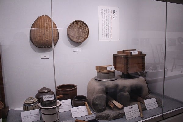 【箕面】昔の暮らしの道具を見て触って思いをはせて 「くらしの道具展」郷土資料館で開催 | リビング北摂Web