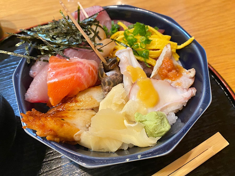 西九条】大阪中央卸売市場の魚屋さん直営店。ボリューム満点の海鮮丼