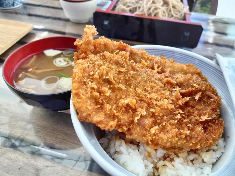 秩父】三峯神社に行ったらここ！絶景のテラス席で食べるわらじかつ丼