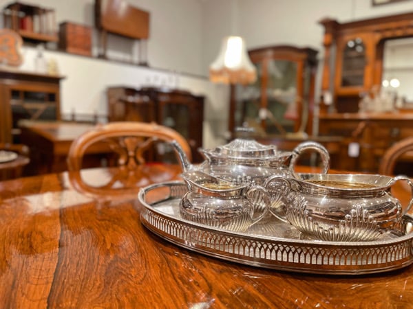 フランスアンティーク　イギリスアンティーク　カフェ　店舗什器 箕面】英国アンテイーク家具に囲まれていただくスコーンと紅茶「Blue