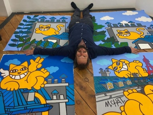 けい様　お取り置き中　自作絵画　黄色いソファ　猫とネズミの絵　買い物帰り 神戸の街を“にっこり笑う黄色いネコ”がジャック!?【GWにパブリック