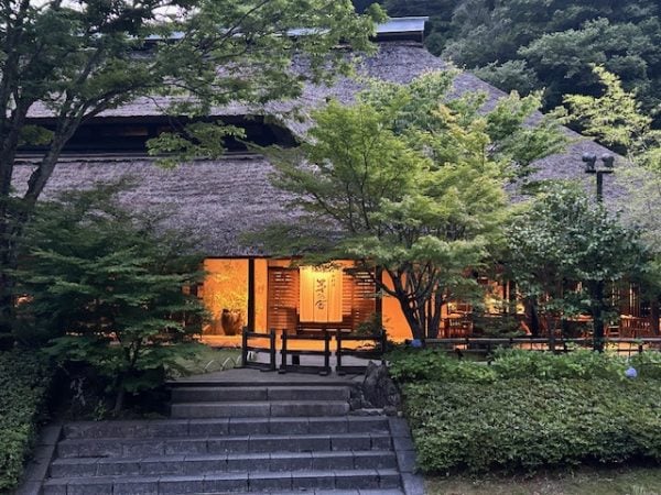 久山町】「御料理 茅乃舎」20年に1度の茅葺屋根葺替えで未来につなぐ