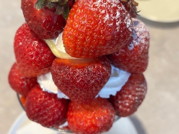 西宮】こぼれ落ちそうないちごのパフェは市場奥の「82cafe（ハニー