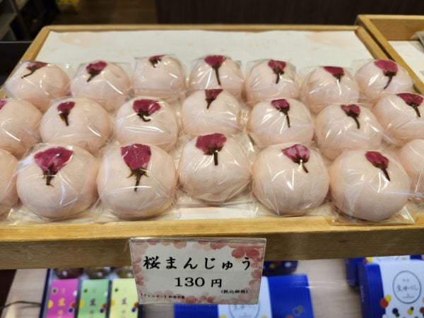 3種類のあんこがたまらない！ お花見のお供に期間限定の三色だんご