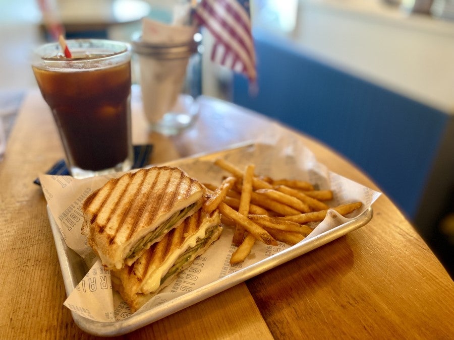中百舌鳥】ここは西海岸!? アメリカンな気分でランチタイム