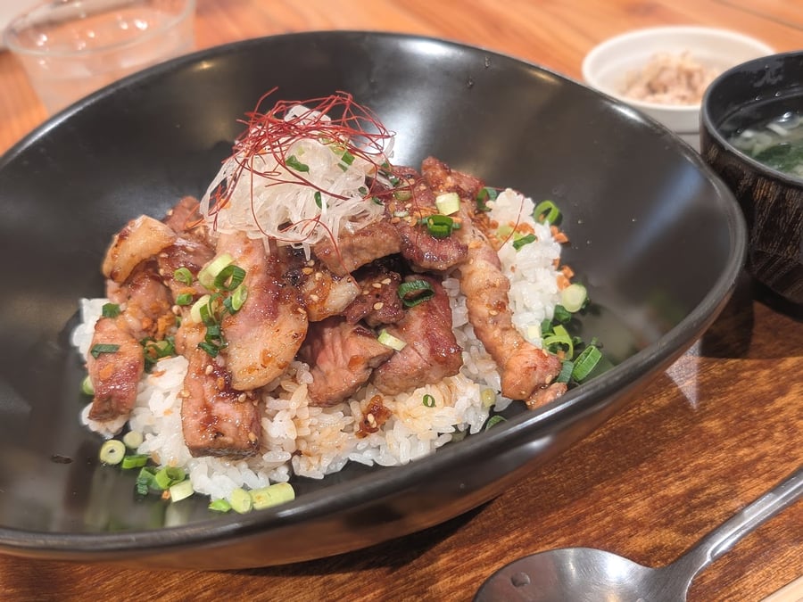 清田区】リピ必至！絶品豚肉の店 ひこま豚食堂＆精肉店ブーデリ