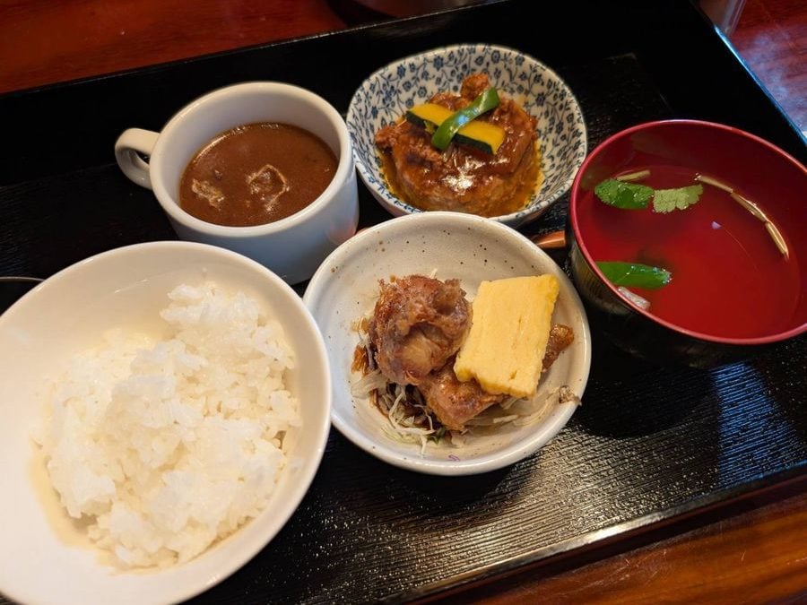 西新宿】おかわり自由の“実質カレー食べ放題”!? 割烹田一の松花堂弁当