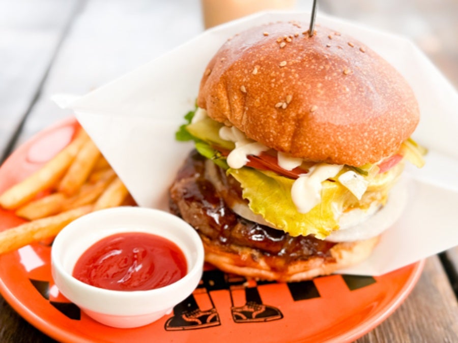 鎌倉】海風を感じながら味わう炭火焼ハンバーガー！ウッドデッキが