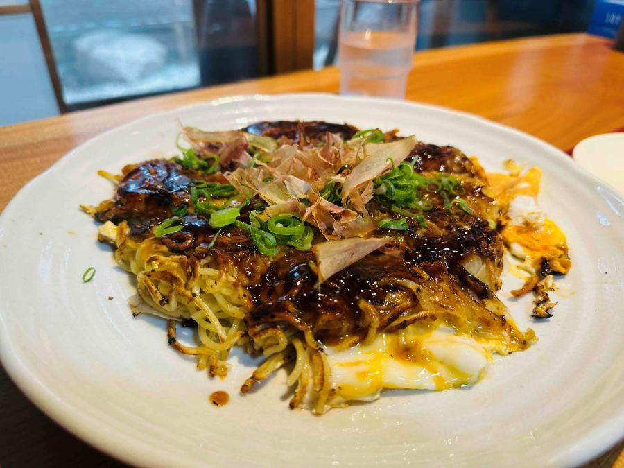 油焼　中塗240　巾広330 府中市 出口町】カリッと、ジュワッと。府中名物“府中焼き”の名店『平