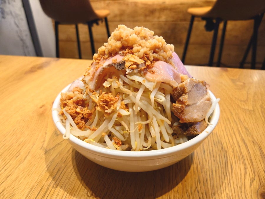 都島】麺・ヤサイ・ニンニク・アブラ大盛り無料“汁なし豚そば”がクセに