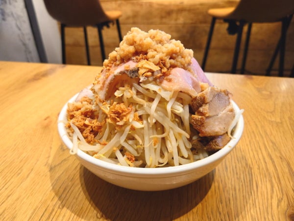 都島】麺・ヤサイ・ニンニク・アブラ大盛り無料“汁なし豚そば”がクセに