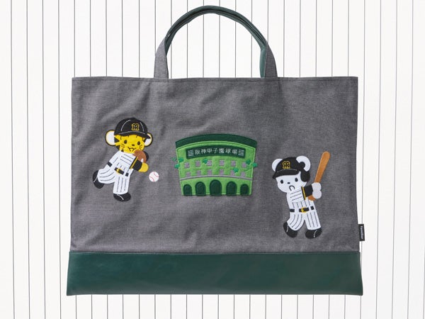 ファミちゃんとトラッキーの“神コラボ”！「阪神タイガース