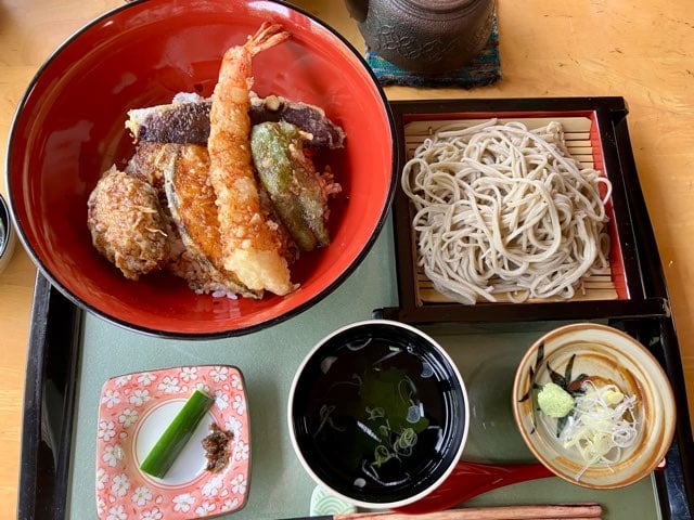 売り切れ御免！平日限定手打ちそばと天丼のセットがお得な1300円「里山
