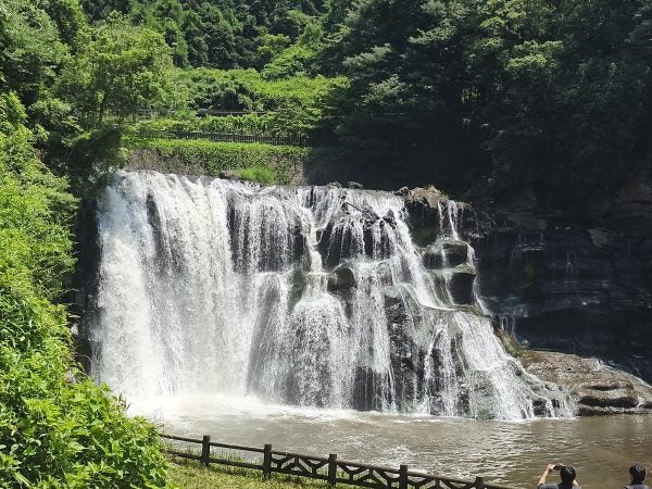 中村左洲　 滝の風景 中村左洲 滝の風景 As we walked through the valley, we