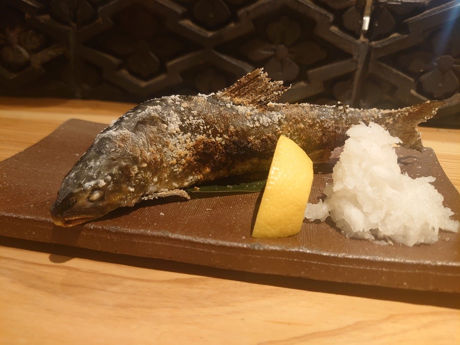 【鹿児島中央】囲炉裏で焼かれた鮎に耽溺す『薩摩おでんと炉端焼  つむぎ』で味わう本気の和食！