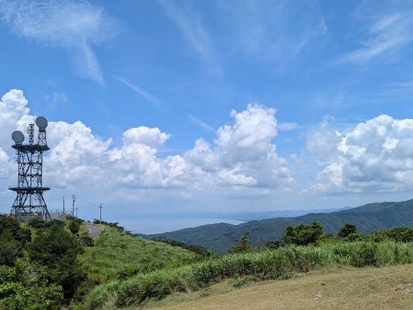 右側に見える砂浜の海岸線が吹上浜です