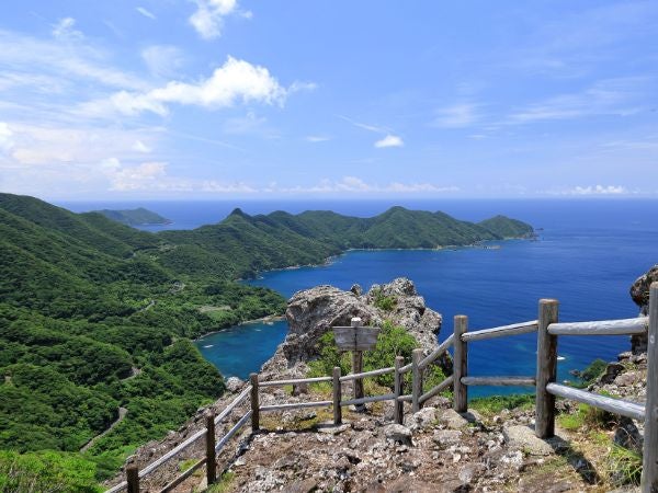 先端はゴツゴツした岩