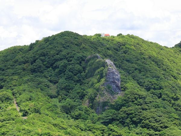 「東シナ海展望台」から見た「星降る丘展望所」