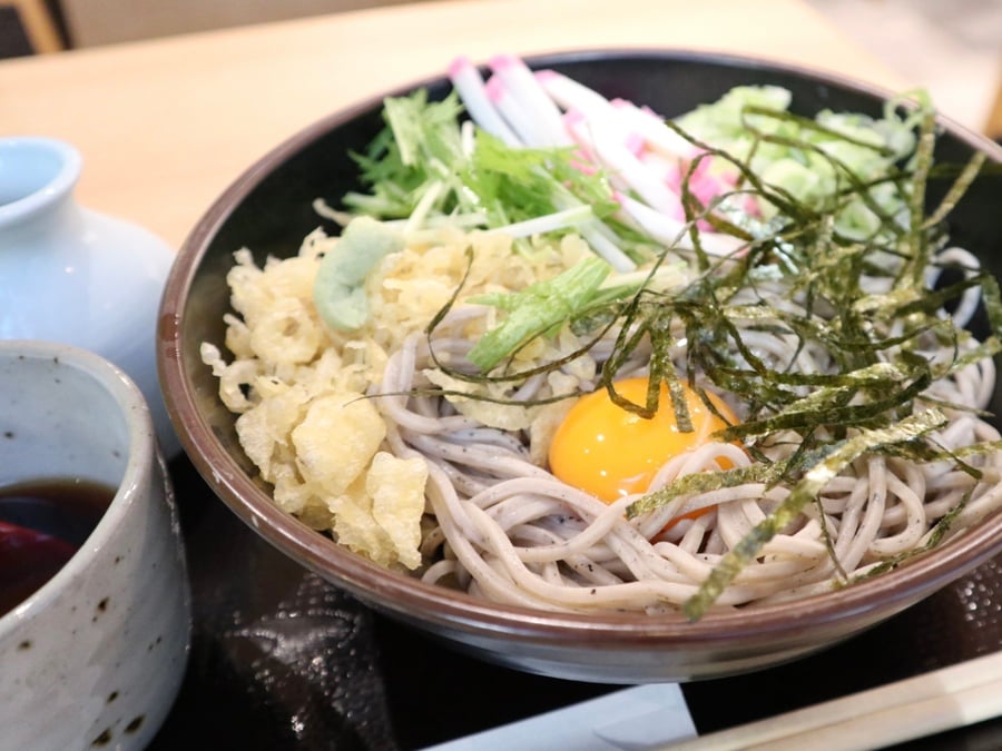 麺300gの冷やしたぬきそば880円！7月にオープンした「ごまそば八雲