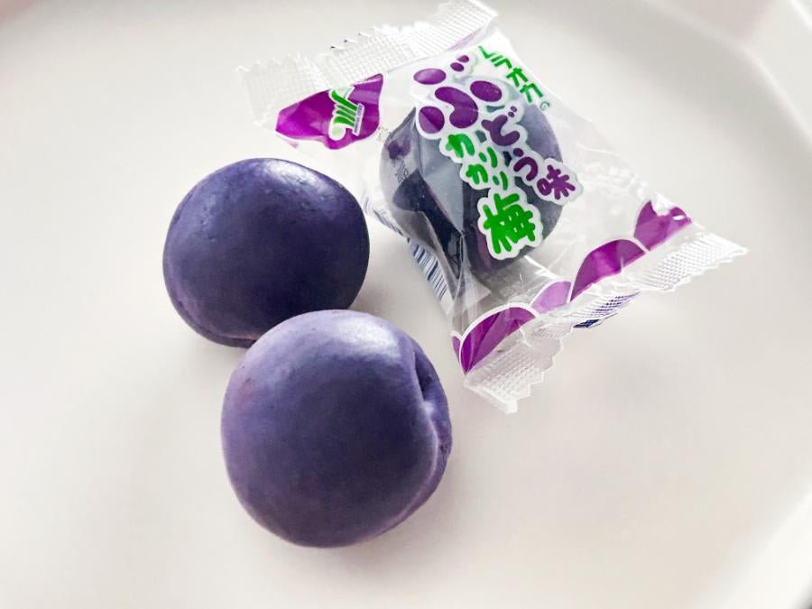 ぶどう味のカリカリ梅にびっくり！脳がバグる、大バズ中のお菓子を食べ