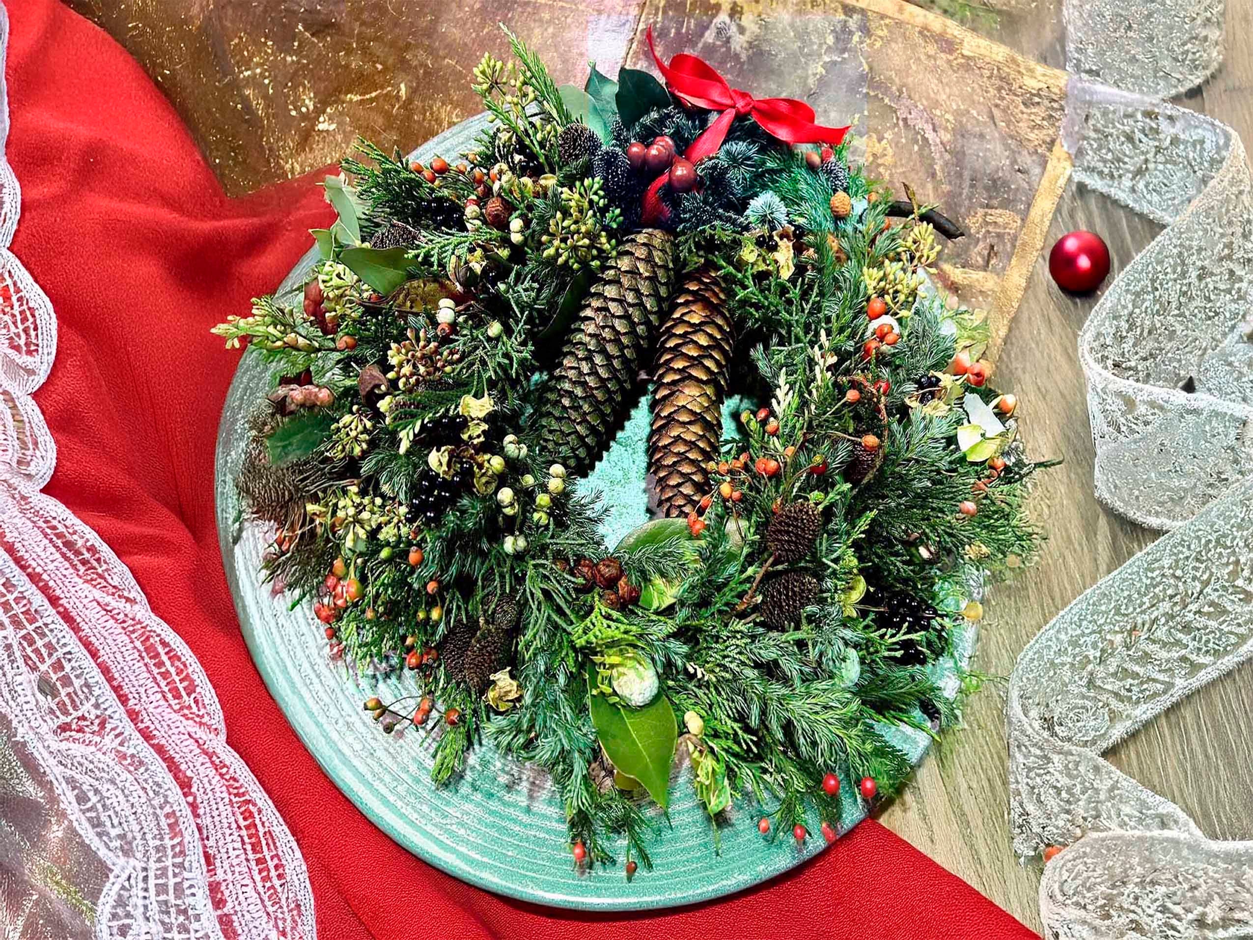 ポポラスと数種類の針葉樹をシックに紡いだ　落ち着いた雰囲気の　クリスマス　リース ポポラスと数種類の針葉樹をシックに紡いだ 落ち着いた雰囲気の