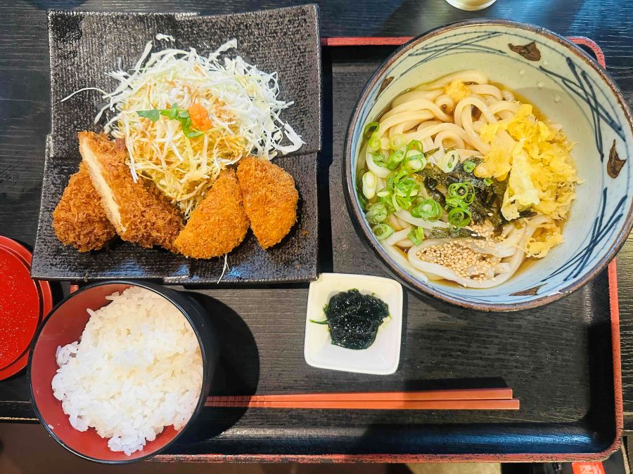 尾道市 高須町】絶品！うどん付き定食がリーズナブルに味わえる