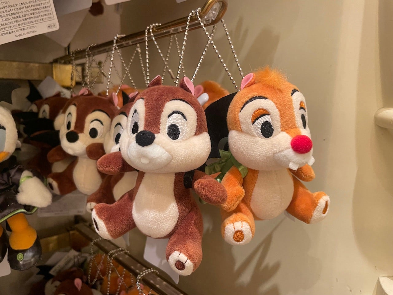 ディズニー・ハロウィーン2025は限定グッズも豊富！身につけて楽しもう