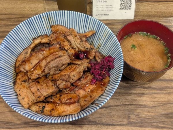 神保町】炭火でファイヤー！「豚や」の豚丼が840円で爆ウマ＆爆盛りで