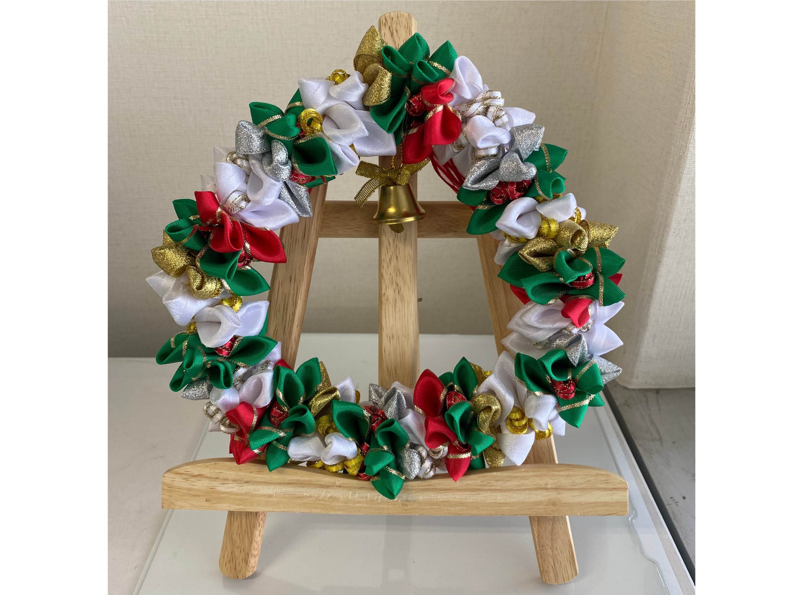 クリスマスリース 毛糸とリボン装飾 毛糸のポンポンでつくるクリスマスリース | 編み物とお茶と