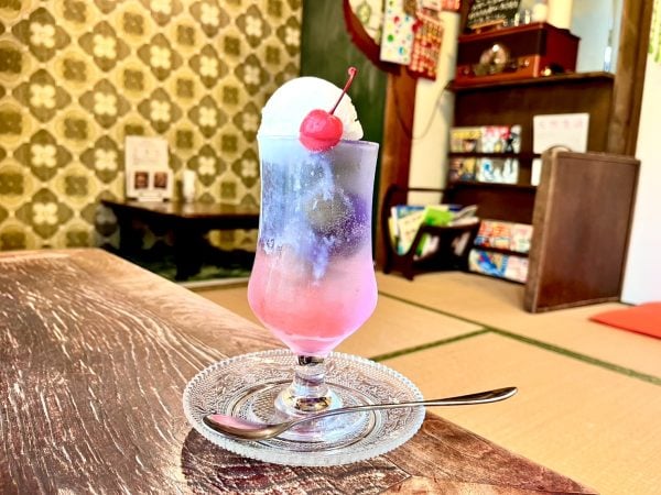八王子】昭和レトロな店内で、小さなお客様用クリームソーダ『カフェ