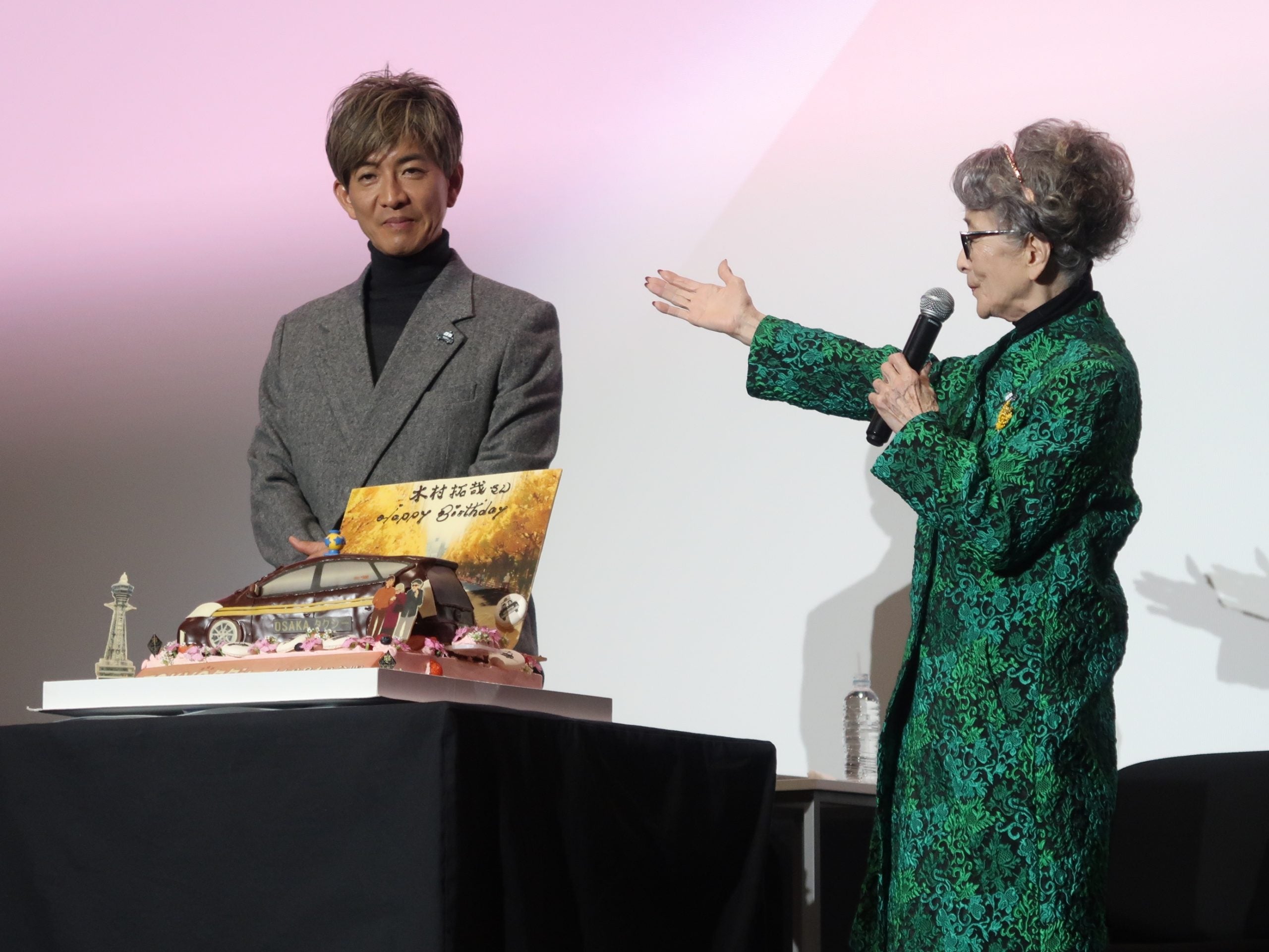 木村拓哉さんがタクシーで通天閣をドライブ！ 沿道が大興奮｜編集部