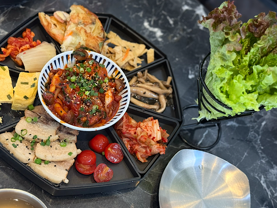 新大久保】色んな料理を少しずつ楽しめる！ネオレトロ空間オンナ