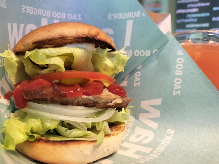 蔵王で味わう肉汁バーガー！ 行列必至の人気バーガー店「ZAO BOO