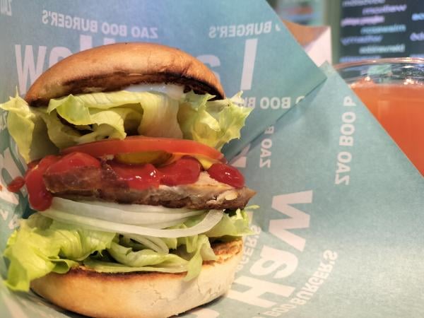 蔵王で味わう肉汁バーガー！ 行列必至の人気バーガー店「ZAO BOO