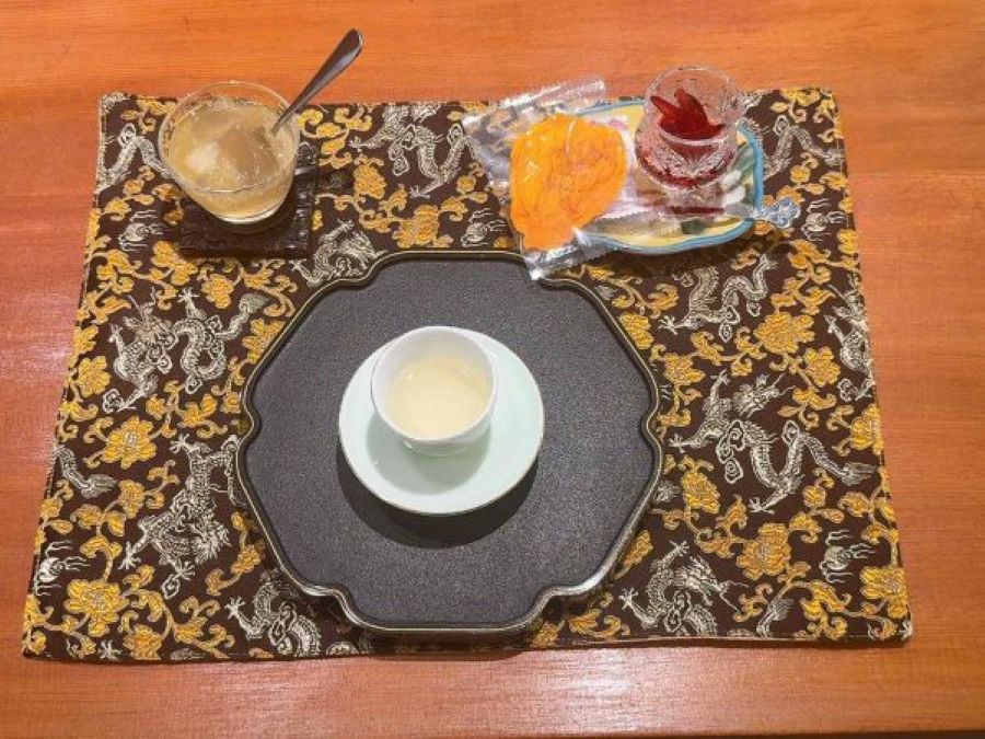 華中亭道八 松と松ぼっくりの銘々皿 四客 希少時代物 四天王寺前夕陽ケ丘】「花咲み荼（はなえみちゃ）」で楽しむ本格台湾茶