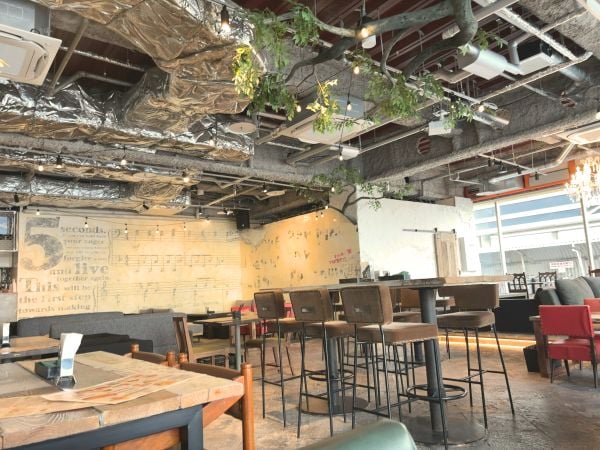 中区本通り】懐かしくて、どこか新しい。広々空間でくつろぐ「J CAFE