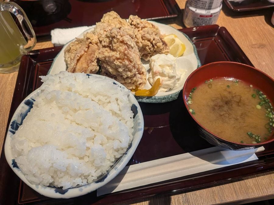 神保町】“無料大盛り”をなめてた私が悪かった！「海神」の唐揚げ定食