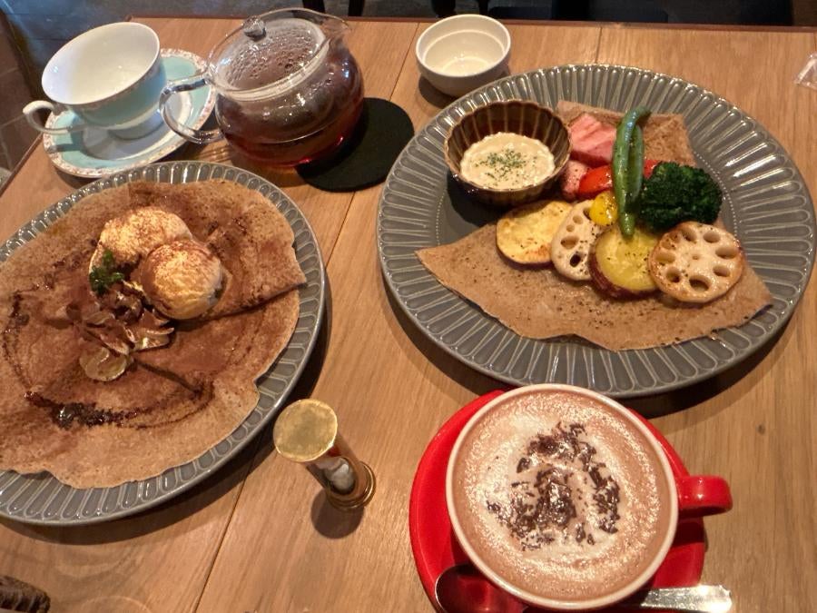 アンティークに囲まれた空間で落ち着いた時間を過ごせるカフェ