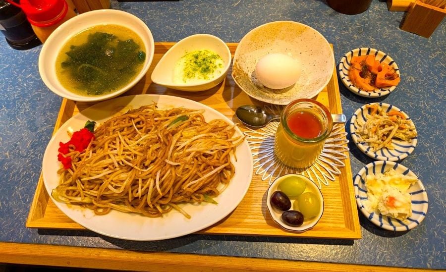 堺筋本町】生麺焼きそば定食はプリン・フルーツ付き、スープ＆副菜食べ