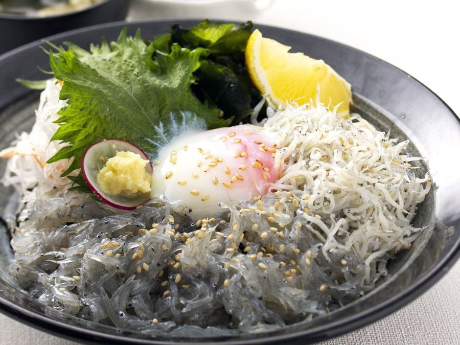 【淡路SA】4/25日(土)解禁! 生しらすと釜揚げしらすを食べ比べられる丼を販売|特集 | リビング神戸・阪神間Web