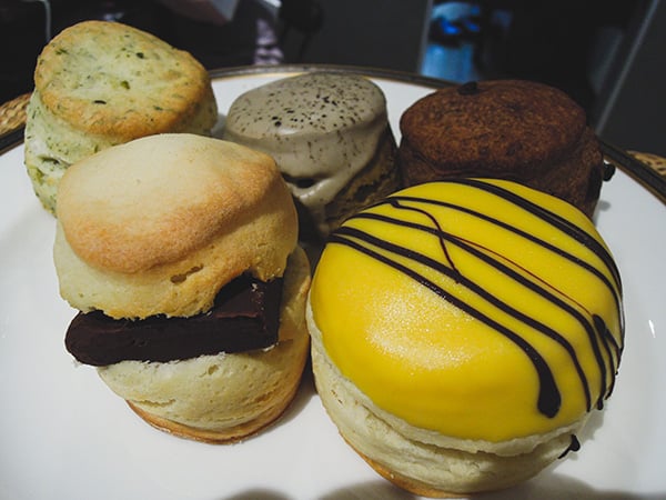 吹田のおすすめ】生チョコサンドのスコーン、自家製あんこをはさんだ