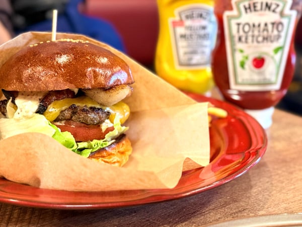 箕面】顔を近づけた瞬間、もう美味しい。直火で焼く黒毛和牛バーガーの