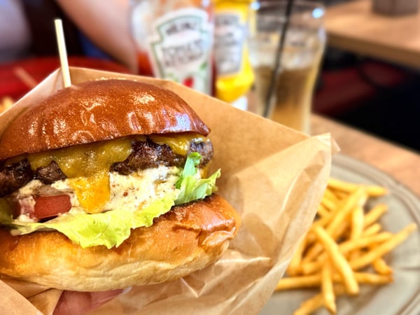 箕面】顔を近づけた瞬間、もう美味しい。直火で焼く黒毛和牛バーガーの