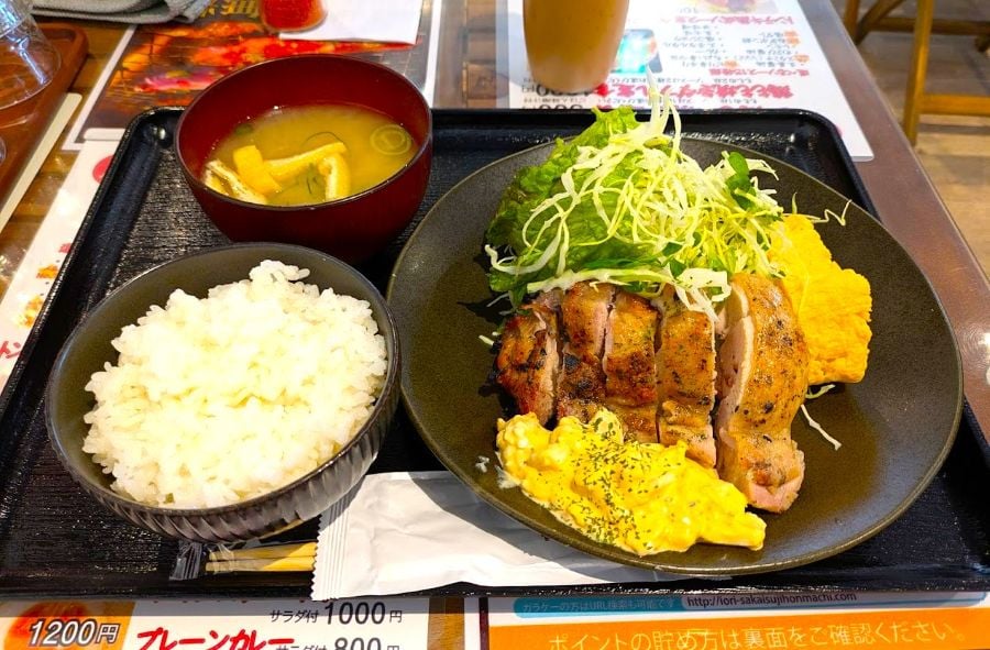 堺筋本町】ボリューム満点の鶏もも焼き定食900円！お得な選べるソース