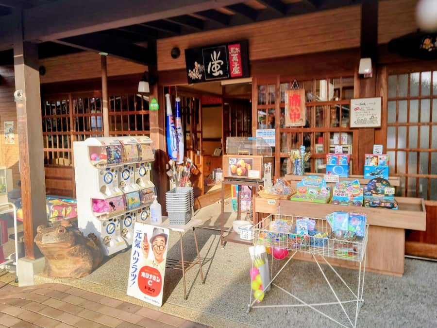 東野】遠足時も大人気！昭和レトロな懐かしい駄菓子屋｢蛍｣ | リビング