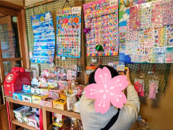 東野】遠足時も大人気！昭和レトロな懐かしい駄菓子屋｢蛍｣ | リビング